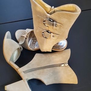 Open toe and heel tan suede shoes. Size 7 1/2.